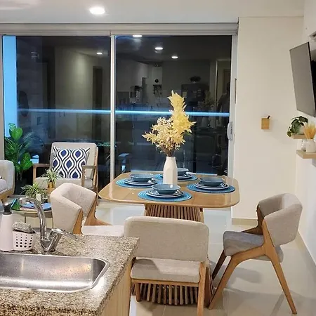 Stunning Infinity Pool, Balcony, Steps From Walled & Marbella Cartagena