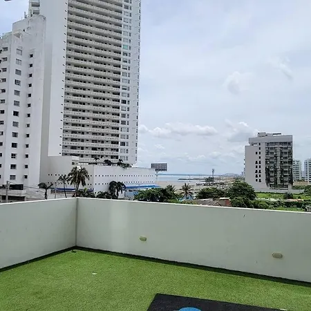 Stunning Infinity Pool, Balcony, Steps From Walled & Marbella Cartagena
