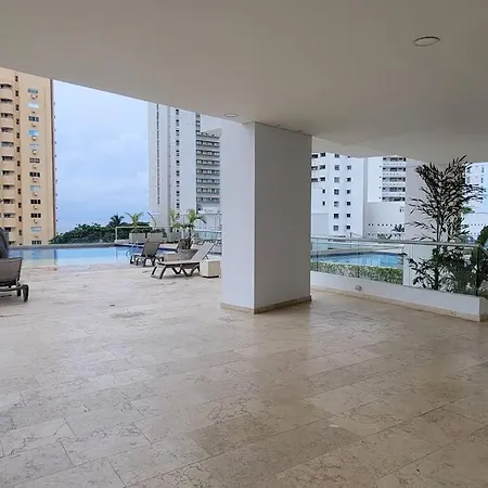 Stunning Infinity Pool, Balcony, Steps From Walled & Marbella Apartamento *