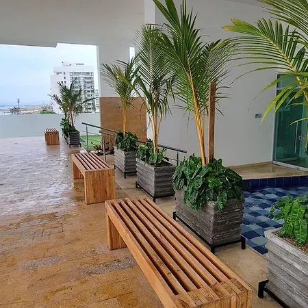 Stunning Infinity Pool, Balcony, Steps From Walled & Marbella Apartamento