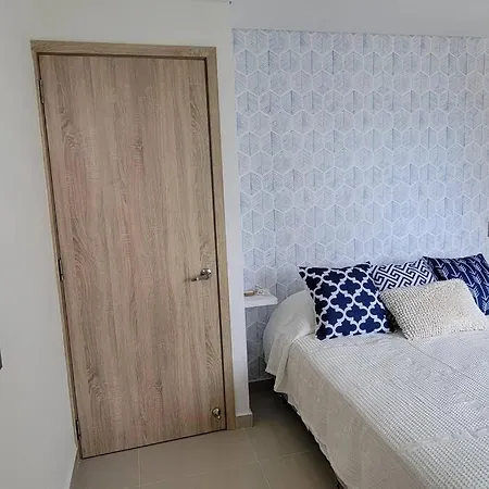 Stunning Infinity Pool, Balcony, Steps From Walled & Marbella * Cartagena