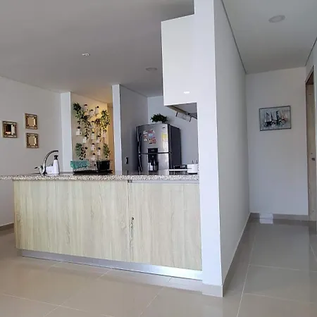 Stunning Infinity Pool, Balcony, Steps From Walled & Marbella