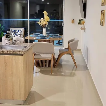 Apartamento Stunning Infinity Pool, Balcony, Steps From Walled & Marbella *