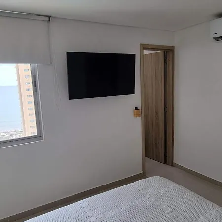 Stunning Infinity Pool, Balcony, Steps From Walled & Marbella Apartamento *