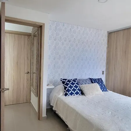 Stunning Infinity Pool, Balcony, Steps From Walled & Marbella Apartamento *