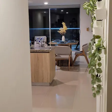 Stunning Infinity Pool, Balcony, Steps From Walled & Marbella Apartamento *